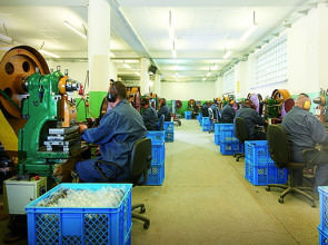 SEZAMSTYL аксесуари для монтажу панелей ламінату плінтусів паркету виробник в Польщі